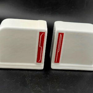 Salières et poivrières O'Keefe & Merritt Art déco sur la cuisinière, milieu du siècle, art déco, salières et poivrières rouges et blanches, rétro