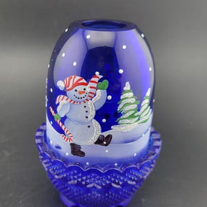ブルーフェントンの手描きサイン入りスノーマンフェアリーランプ、クリスマスデコレーション、番号入り、アートガラス、クリスマスシーン、ヴィンテージ、コバルトブルーガラス