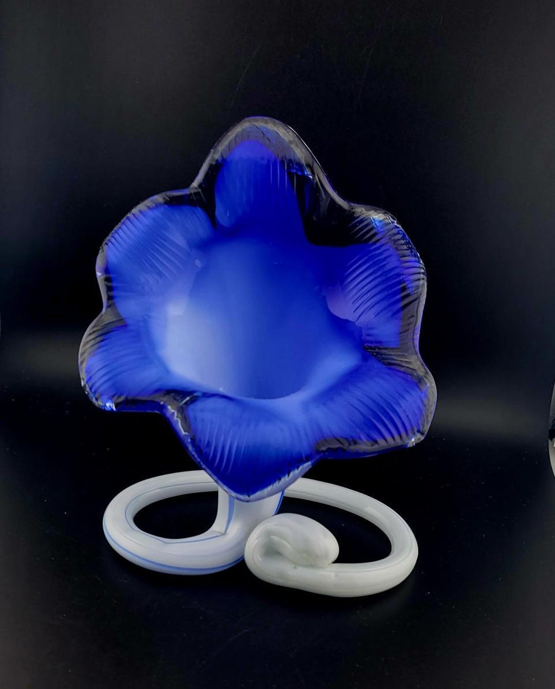 吹きガラスの花瓶、青いガラスの花、青と白の花瓶、アートガラス