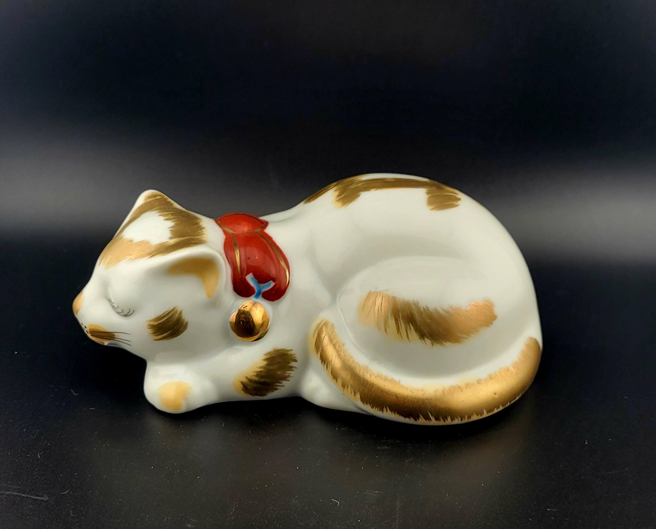 Vintage Kutani Porcelain Imari Sleeping Cat Hand Painted Figurine