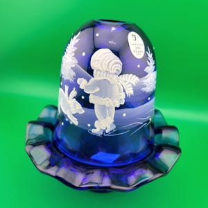 フェントンガラス フォーシーズンズ コバルトブルー「ウィンタースケートパーティー」フェアリーランプ、ブルーフェントン手描きサイン入りフェアリーランプ、アートガラス、コバルト