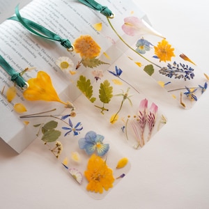 Pressed Flower Bookmarks – Handmade Laminated Floral Bookmark Set | Aesthetic Botanical Gift for Readers & Nature Lovers