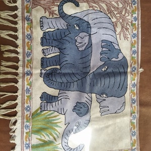 カシミールシルクの壁掛け、絵画的な動物のタペストリー、象の壁掛け、刺繍された動物の壁飾り、象のペア、3 x 2 フィート