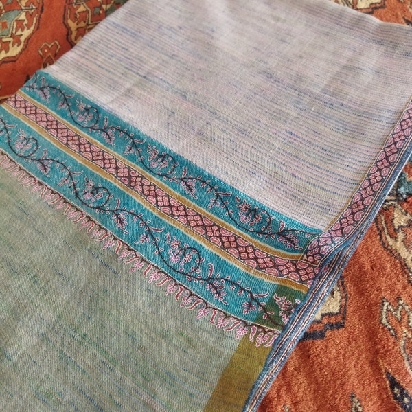 Scialle ricamato Pashmina di design, scialle triplo hashidar del Kashmir, scialle con bordo ricamato ad ago, scialle palladar sozni, 114*228 cm