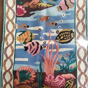 海洋生物の壁掛け、魚のウールの魚のデザインのタペストリー、刺繍されたカシミールの壁掛け、カシミールのチェーンステッチの壁装飾、3×2フィート