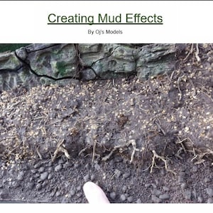 Puede incluir: Primer plano de una superficie marrón texturizada con pequeñas flores blancas secas y raíces marrones. La superficie está cubierta de pequeñas piedras marrones. El texto "Creating Mud Effects" es visible en la parte superior de la imagen.