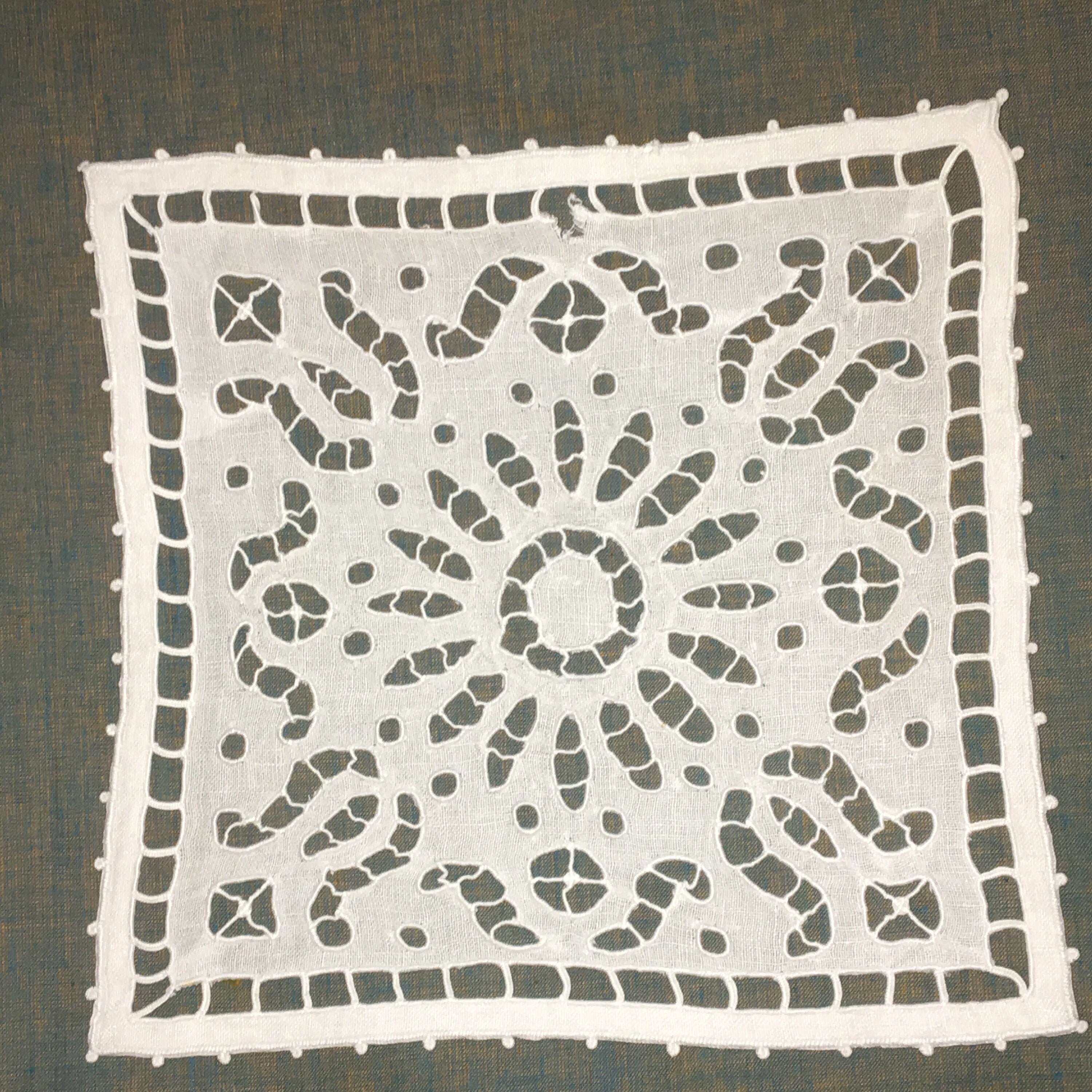 Napperon Shabby Chic en Lin Brodé et Ajouré