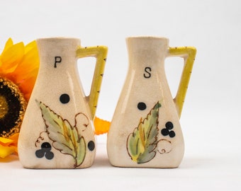 Vintage Ceramic Autumn Leaves And Berries Cream And Yellow Fall Décor Salt And Pepper Shakers. Perfect in a Kitchen Farmhouse Or Country