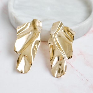 precious dreams | unique gold statement earrings | crumpled style | baroque earrings