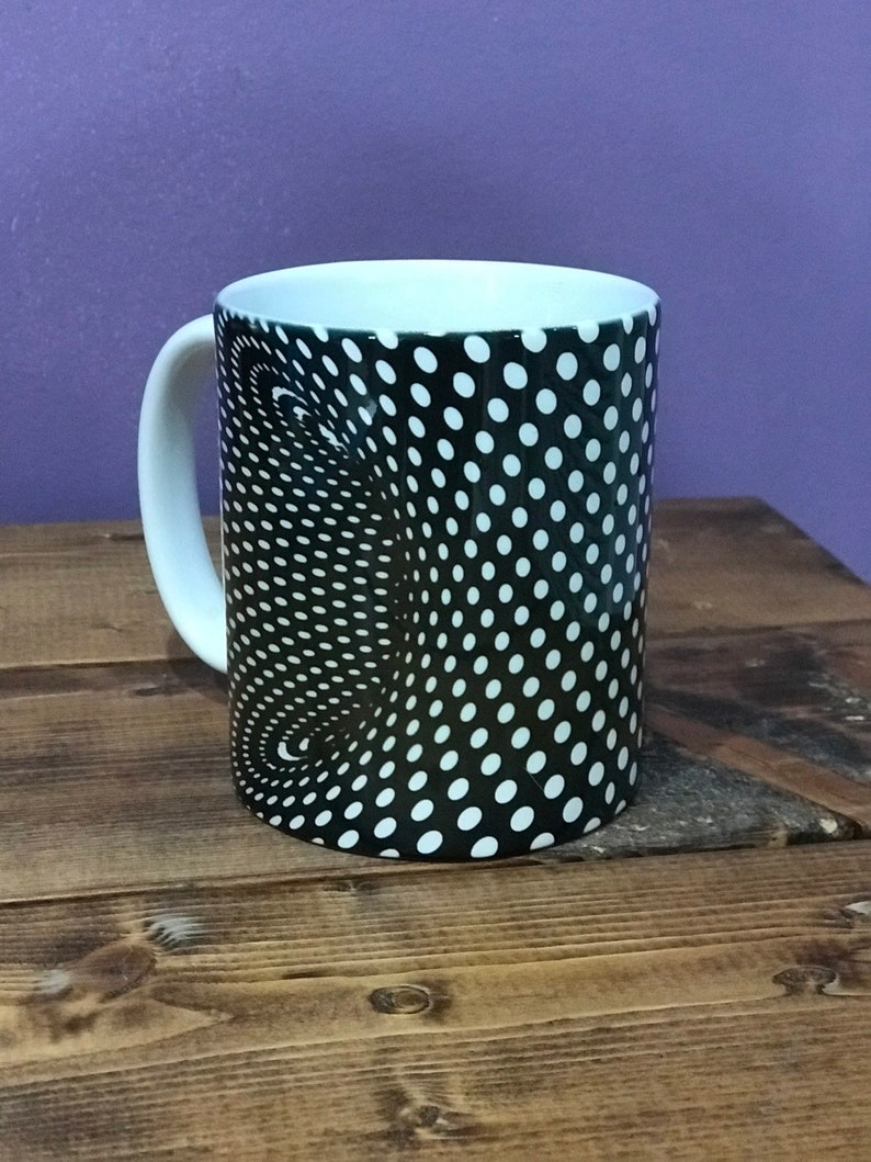 Tazza da caffè con illusione ottica immagine 1