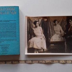 Puede incluir: La contraportada de un libro de bolsillo azul titulado "We Danced All Night" de Barbara Cartland. El libro es una autobiograf&iacute;a y presenta una descripci&oacute;n del libro en la contraportada.