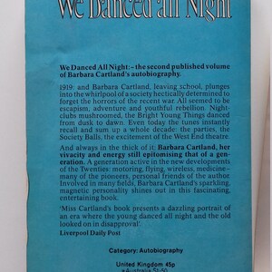 Puede incluir: Una cubierta de libro azul con el t&iacute;tulo "Barbara Cartland We Danced All Night" en texto blanco. El libro es una autobiograf&iacute;a sobre las experiencias de la autora en la d&eacute;cada de 1920. La cubierta del libro tambi&eacute;n incluye el precio y el n&uacute;mero ISBN.