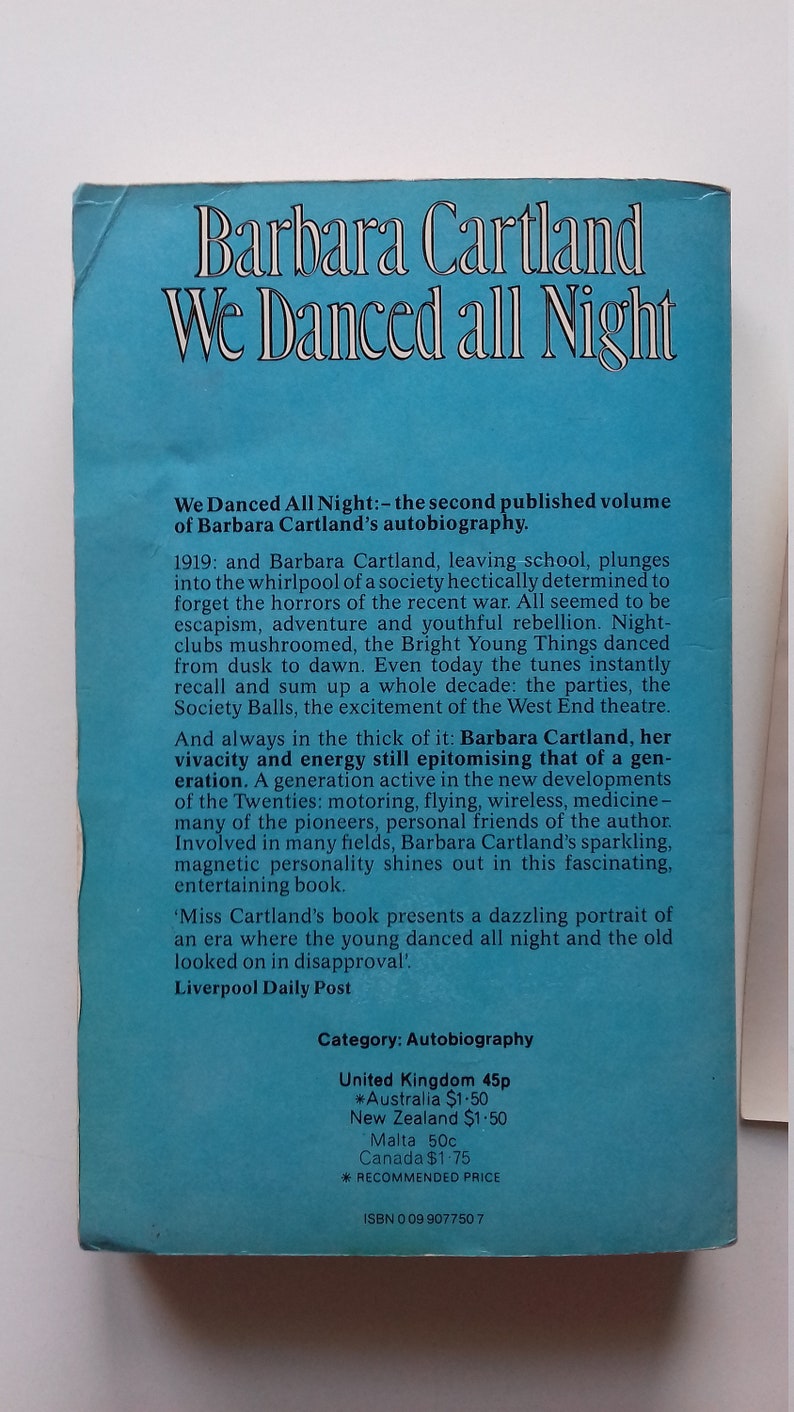Puede incluir: Una cubierta de libro azul con el t&iacute;tulo "Barbara Cartland We Danced All Night" en texto blanco. El libro es una autobiograf&iacute;a sobre las experiencias de la autora en la d&eacute;cada de 1920. La cubierta del libro tambi&eacute;n incluye el precio y el n&uacute;mero ISBN.
