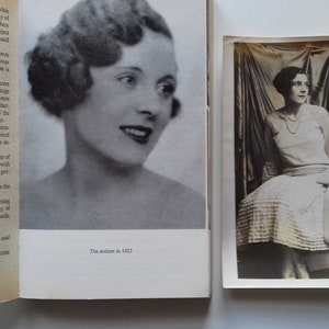 Puede incluir: Una fotograf&iacute;a en blanco y negro de una mujer con un vestido blanco y una faja. La foto es de la d&eacute;cada de 1930 y es un retrato de la autora.