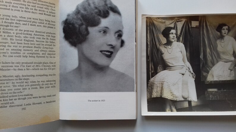 Puede incluir: Una fotograf&iacute;a en blanco y negro de una mujer con un vestido blanco y una faja. La foto es de la d&eacute;cada de 1930 y es un retrato de la autora.