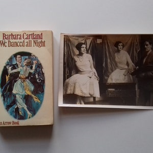 Puede incluir: Un libro de bolsillo vintage titulado "We Danced All Night" de Barbara Cartland. La portada muestra una pareja bailando en un entorno azul y verde.