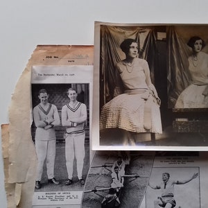 Puede incluir: Foto en blanco y negro de tres hombres de pie frente a un edificio. Los hombres visten camisas blancas con cuellos oscuros y pantalones oscuros. La foto es de un art&iacute;culo de peri&oacute;dico titulado "The Bohemian, 18 de marzo de 1927".