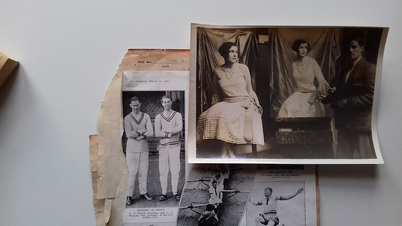 Puede incluir: Foto en blanco y negro de tres hombres de pie frente a un edificio. Los hombres visten camisas blancas con cuellos oscuros y pantalones oscuros. La foto es de un art&iacute;culo de peri&oacute;dico titulado "The Bohemian, 18 de marzo de 1927".