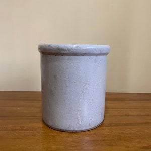 Könnte beinhalten: Ein weißer Keramik-Besteckhalter mit leicht strukturierter Oberfläche.