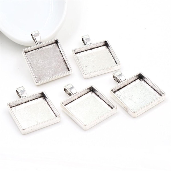 15 bandejas colgantes cuadradas de tono plateado antiguo o bronce antiguo, bases para colgantes en blanco, configuraciones de bisel para colgantes de 25 mm para vidrio o calcomanías