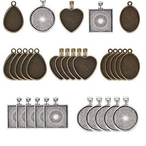 Könnte beinhalten: Sortiment von 10 silbernen und bronzenen Anhänger-Tabletts in verschiedenen Formen, darunter rund, oval, quadratisch und herzförmig. Die Tabletts sind für Basteln und Schmuckherstellung konzipiert.