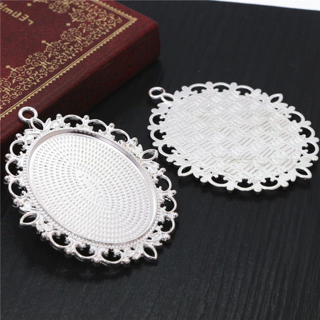 Oval Shaped Medal In Three Colors, Gold Silver And Bronze, Isolated On Photography Illustration Image370982375 - Foto 9