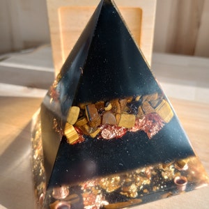 Shungite Tiger&#39;s Eye Orgonite Meditation Pyramid