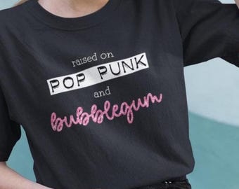 Koszulka z napisem „5SOS Boyband” | Wychowany na pop punku i gumie balonowej