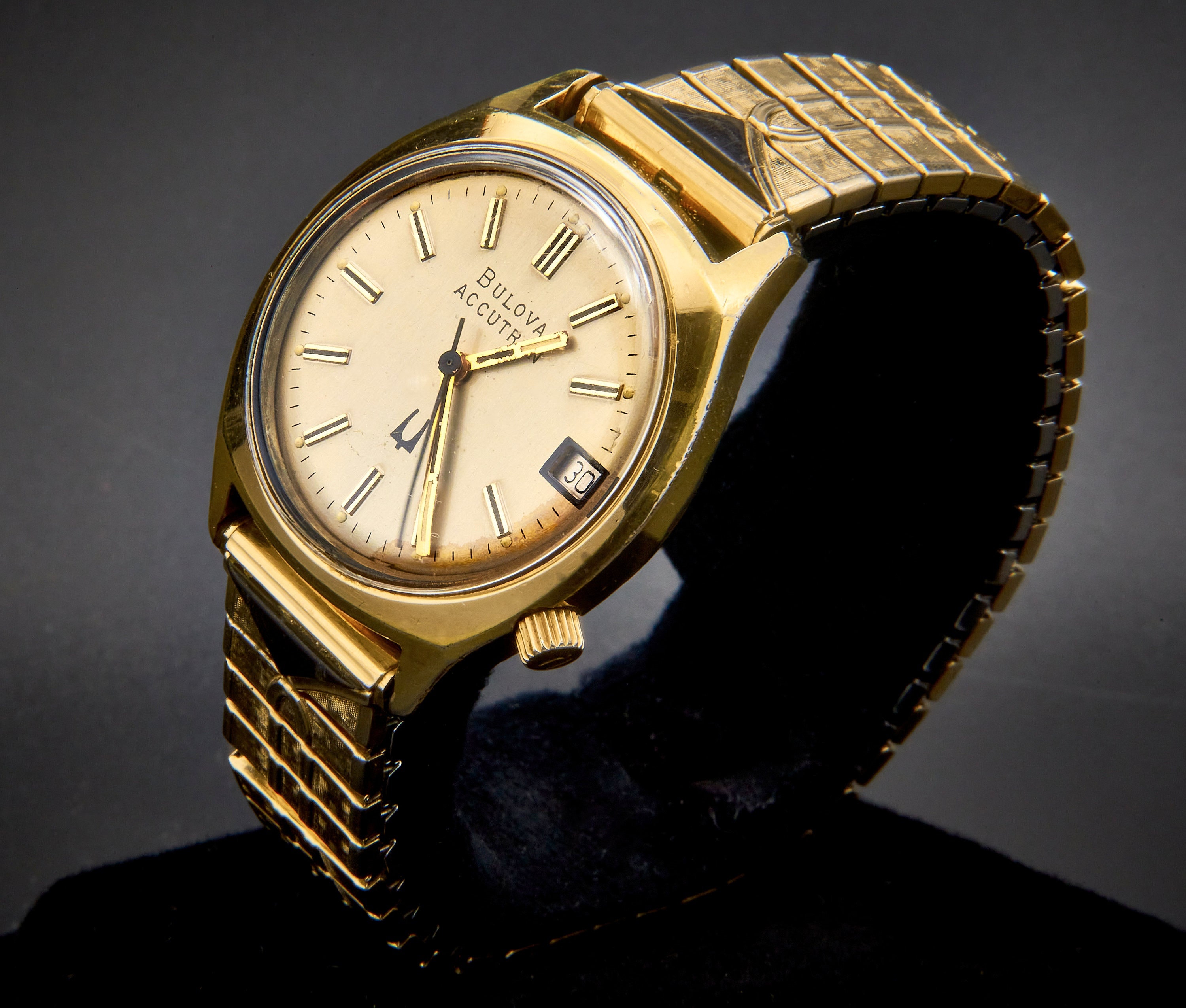 1976 Bulova Accutron Date 18k Gold Plated Unisex Tonneau 1976 Bulova Accutron Date 18k Gold Plated Unisex Tonneau