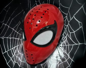 Può includere: Una maschera di Spider-Man rossa e nera con una copertura per gli occhi in rete e una serie di piccoli fori su tutta la maschera.