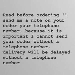 Op de afbeelding: Tekst op een grijze achtergrond: "Lees voor het bestellen !! stuur me een notitie over uw bestelling uw telefoonnummer, want het is belangrijk dat ik uw bestelling niet kan verzenden zonder een telefoonnummer, de levering wordt vertraagd zonder een telefoonnummer."