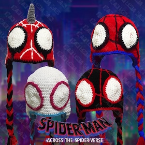 Puede incluir: Tres gorros de Spider-Man tejidos a crochet con diferentes diseños. Los gorros son rojos, blancos y negros con ojos blancos y un logotipo de araña rojo. Los gorros tienen trenzas largas que cuelgan de la parte superior. Los gorros se muestran sobre un fondo morado con el texto "SPIDER-MAN ACROSS THE SPIDER-VERSE".