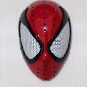 Op de afbeelding: Een rood en zwart Spider-Man-masker met een gaasoogbedekking. Het masker heeft een glanzende afwerking en een textuurontwerp.