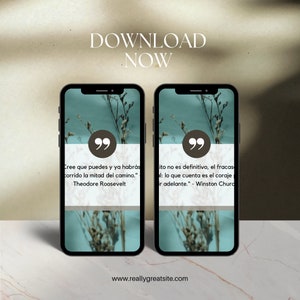Könnte beinhalten: Zwei Telefonbildschirme mit blauem Hintergrund und weißen Blumen. Der Text auf dem linken Bildschirm lautet: "Cree que puedes y ya habrás corrido la mitad del camino." Theodore Roosevelt. Der Text auf dem rechten Bildschirm lautet: "ito no es definitivo, el fracaso l: lo que cuenta es el coraje r adelante." - Winston Churd. Der Text am unteren Rand des Bildes lautet: "www.reallygreatsite.com".