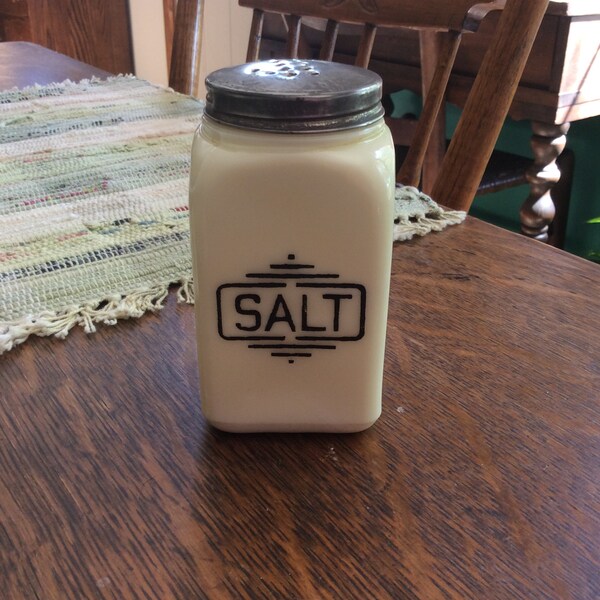 Grande boîte de crème McKee salière