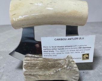 Cuchillo Ulu de asta de caribú con mango pulido hecho a mano y soporte - Tarjeta con historia de artesanía de Alaska
