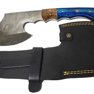 Könnte beinhalten: Eine kleine Axt mit einem blauen und braunen Holzgriff und einer Damaststahlklinge. Die Axt befindet sich in einer schwarzen Lederscheide mit goldenen Nähten.