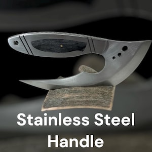 Könnte beinhalten: Ein Messer aus Edelstahl mit einem schwarzen Holzgriff. Das Messer hat eine gebogene Klinge und ein einzigartiges Design.