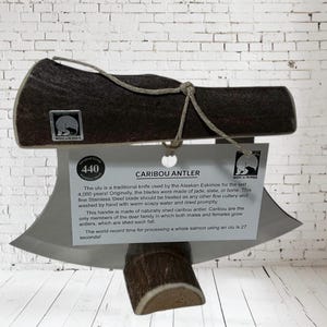 Hergestellt in Alaska Handgefertigter Naturschuppen CARIBOU Antler Ulu Messer Story Card Signiert dunkle Farbe