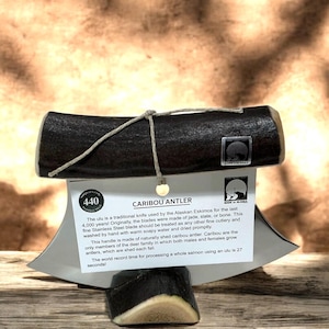 Hergestellt in Alaska Handgefertigter Naturschuppen CARIBOU Antler Ulu Messer Story Card Signiert DEEP DARK Natural