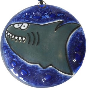 Handgemaakte schijf van gesmolten glas 4,25" ornament Suncatcher Cartoon haai tropische zeedieren klaar om op te hangen