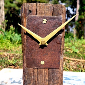 Reloj de sobremesa rústico de madera de roble recuperado de una mesa de carpintero de 100 años de antigüedad.