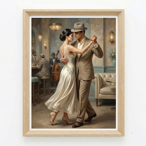 Puede incluir: Una impresión enmarcada representa a una pareja bailando el tango en un ambiente vintage. La mujer lleva un vestido blanco con encaje y el hombre un traje y sombrero marrón. Una banda de jazz toca en el fondo, con un bar y asientos visibles.