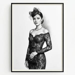 Op de afbeelding: Zwart-wit potloodtekening van een vrouw in een zwarte kanten off-the-shoulder jurk, met een zwarte clutch. Ze draagt een hoed met sluier, een ketting en oorbellen. Het kunstwerk is ingelijst in een zwart frame.