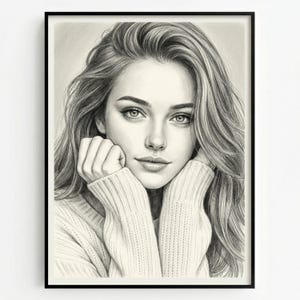 Op de afbeelding: Een ingelijst potloodschetsportret van een vrouw met lang, golvend haar. De vrouw kijkt de kijker recht aan en rust haar kin op haar handen. Ze draagt een crèmekleurige trui. Het kunstwerk zit in een zwarte lijst.