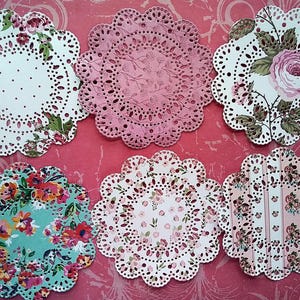 Centrino in pizzo di carta floreale rosa da 4" - Confezione da 6 - Creazione di biglietti, artigianato, scrapbooking, decorazione per il tea party
