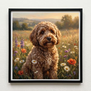 Puede incluir: Una impresión artística enmarcada que muestra a un perro de pelaje rizado color marrón dorado sentado en un campo de flores silvestres. La escena incluye amapolas rojas, margaritas blancas y flores moradas bajo un cielo suave. Marco negro.