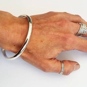 Hübscher massiver Silber Armreif.