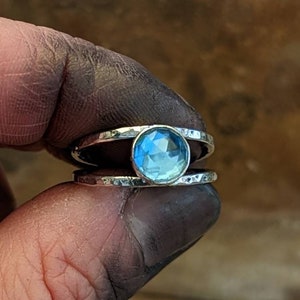 Un anillo de topacio azul suizo absolutamente impresionante.