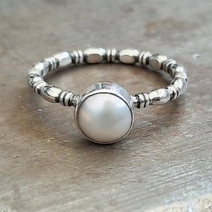 A very beautiful Freshwater Pearl and silver ring.